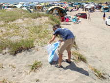 砂浜の砂を土のう袋に入れるの画像00202